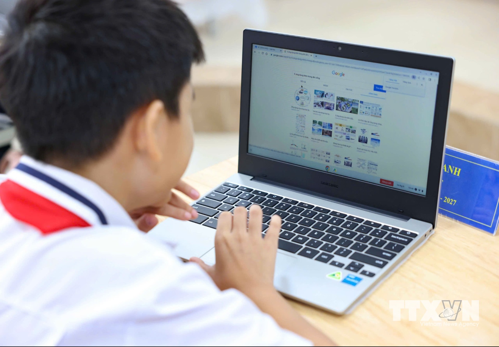Hạ tầng CNTT phục vụ “Lớp học số Google” của nhà trường đủ đáp ứng yêu cầu về hiệu năng, mục đích sử dụng; đảm bảo ổn định, an toàn, quản lý chặt chẽ nội dung truy cập của học sinh. (Ảnh: Thanh Tùng/TTXVN)